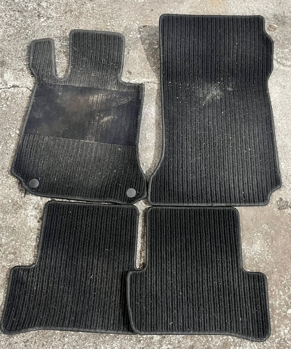 Sada OEM koberců Mercedes-Benz W204 sedan