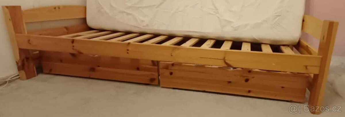 Jednolůžková masivní postel se šuplíky