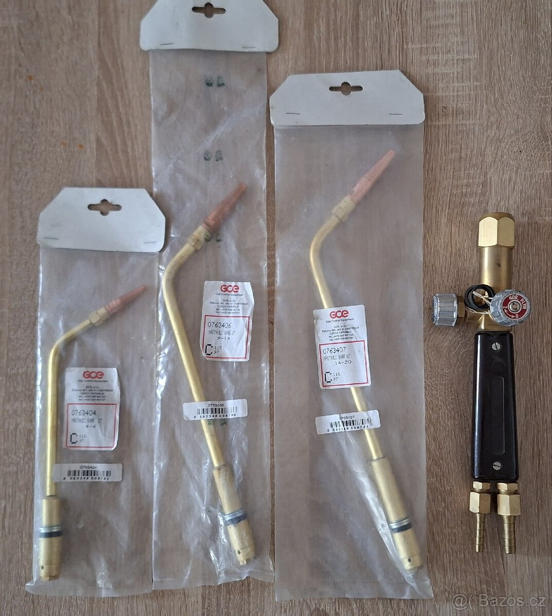 Rukojeť hořáku autogenu a svařovací nástavce od firmy GCE.