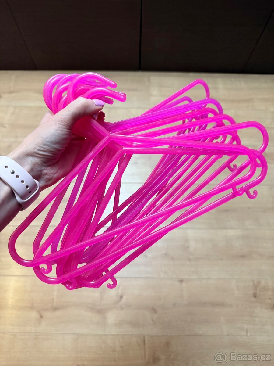 15 ks Nová dětská ramínka XXXLUTZ