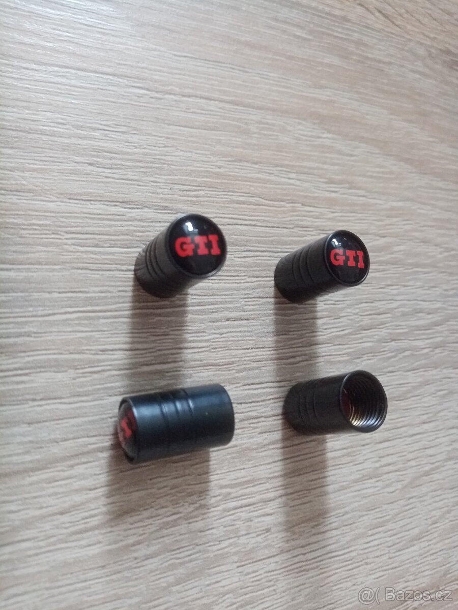 Čepičky na pneu s nápisem GTI