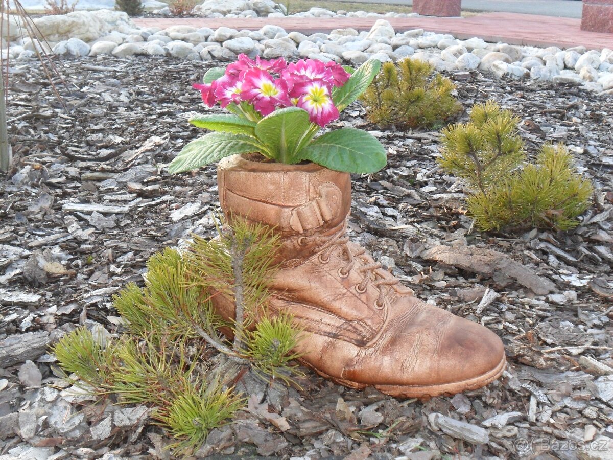 Zahradní dekorace - bota květináč