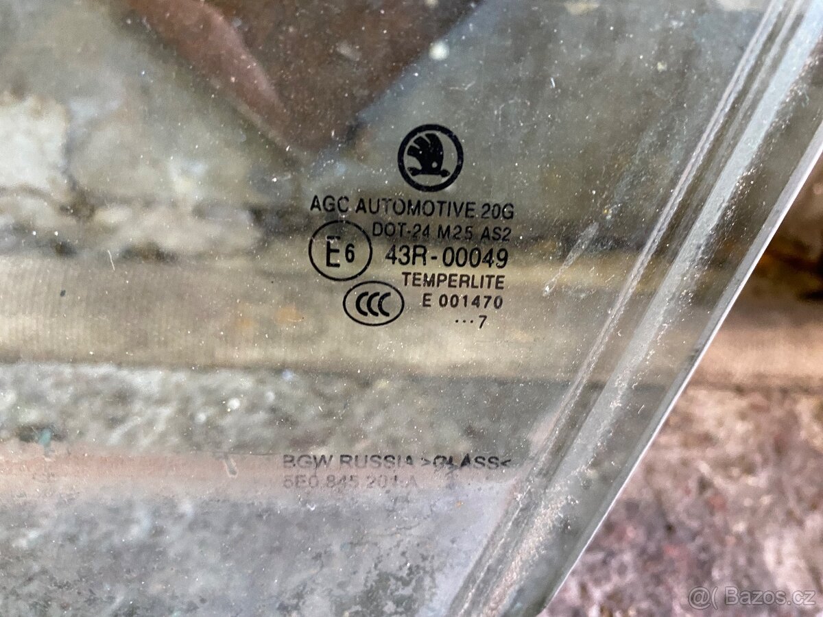 Škoda Superb III levé přední okno, zámek motor