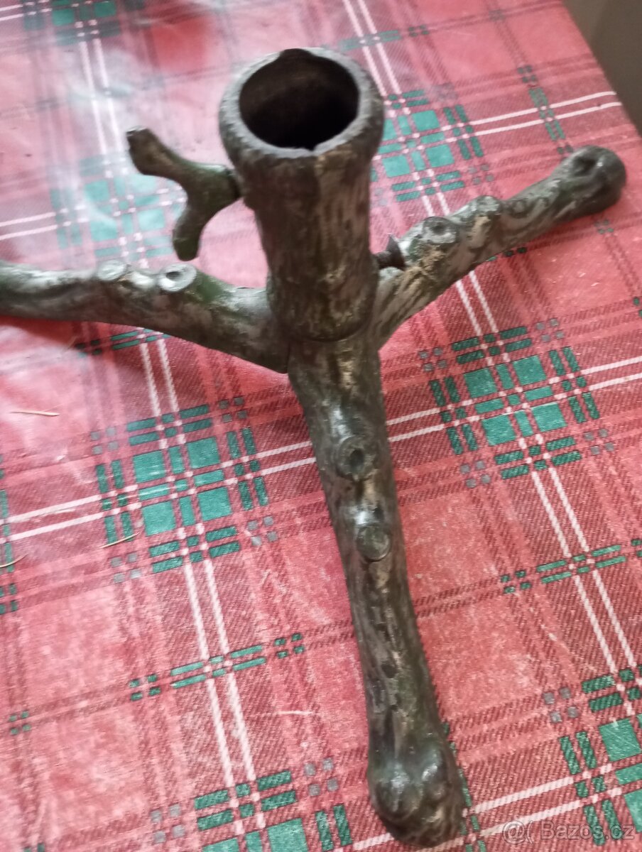 Kovový stojan na menší vánoční stromeček