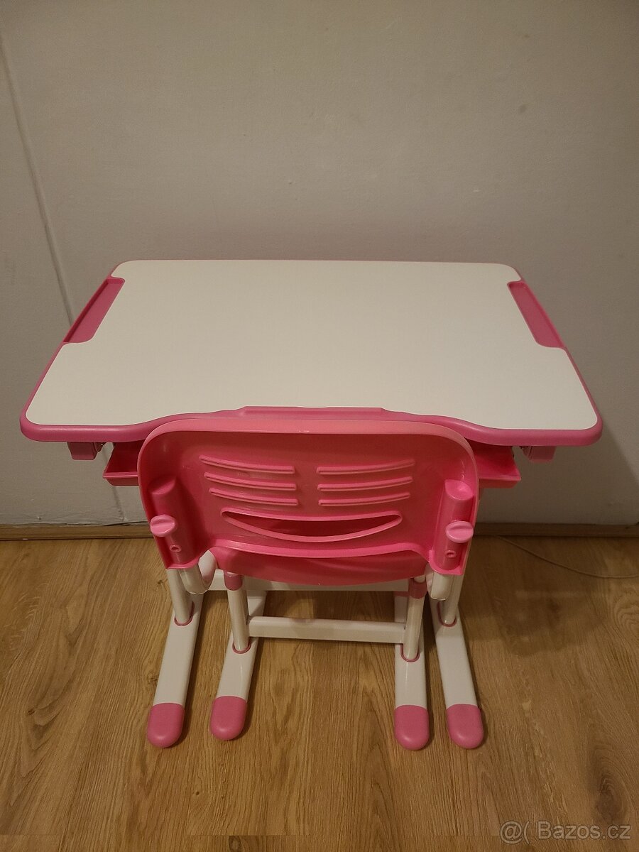 Rostoucí psací stůl a židle