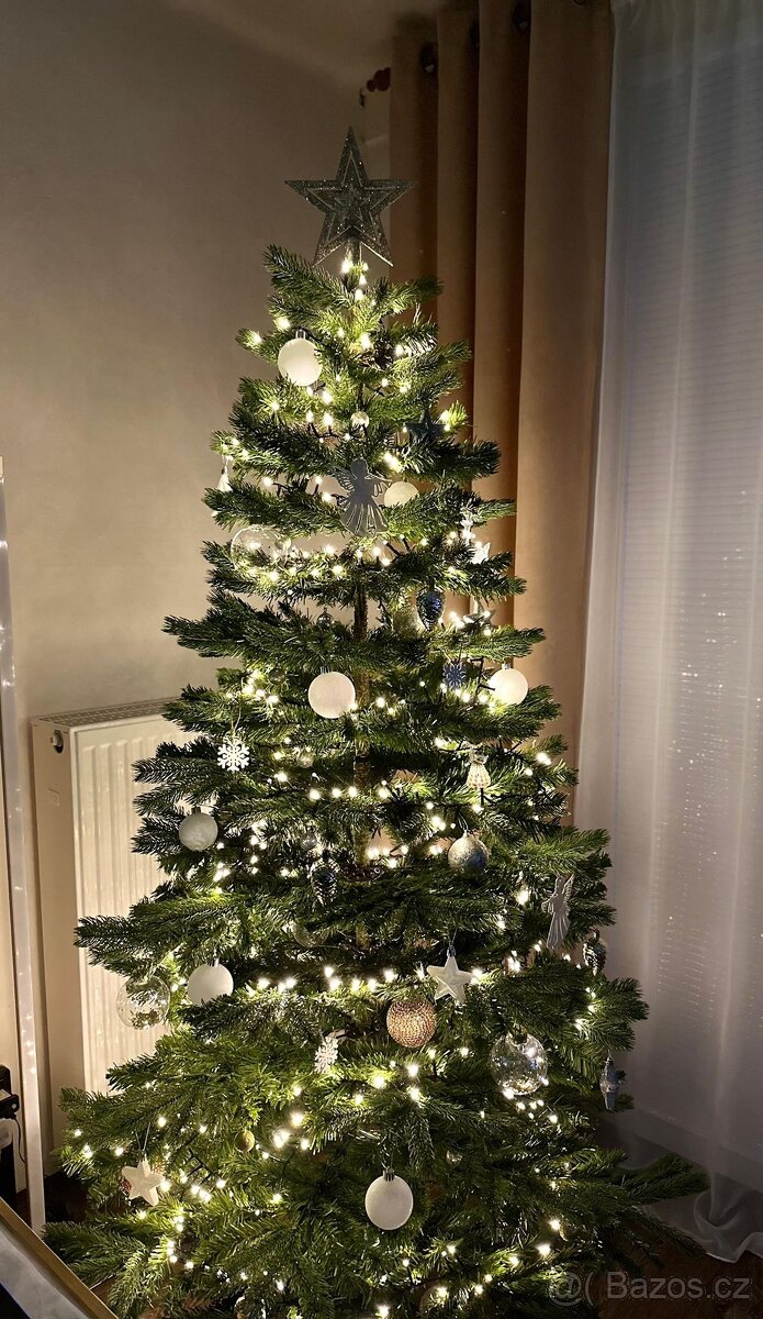 Vánoční stromek 180cm, včetně LED osvětlení, pěkný.