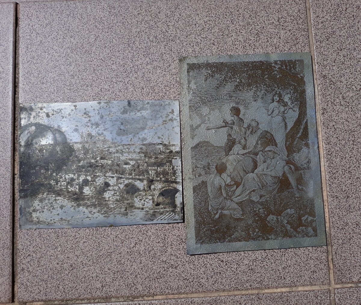 Dvě staré plechové tabulky s reliéfem