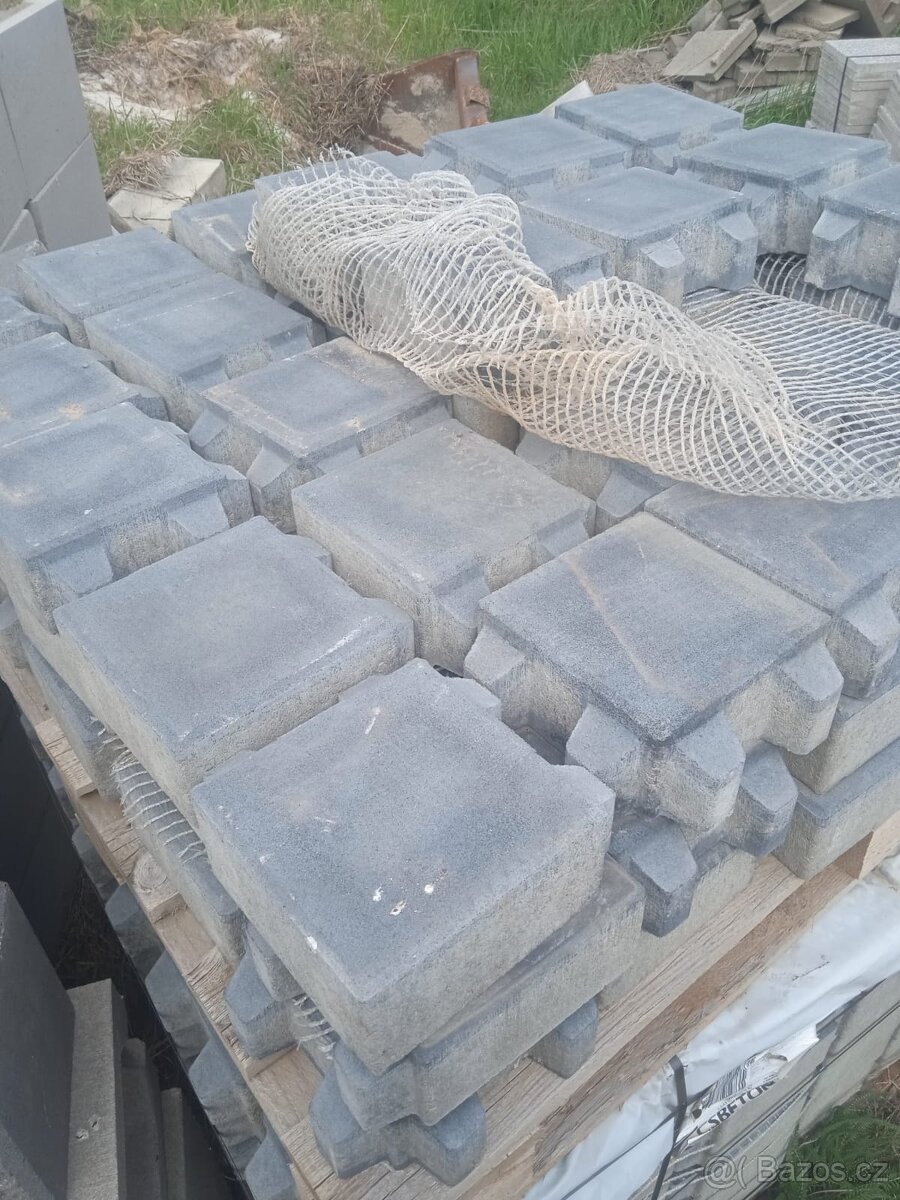 Betonové dlažební bloky - Quadro vegetační 8 -černá standard
