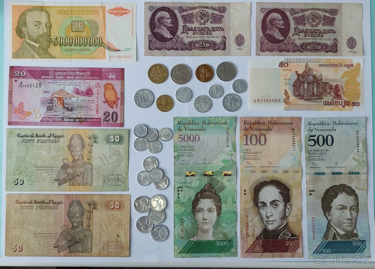 Sada bankovek a mincí u oběhu