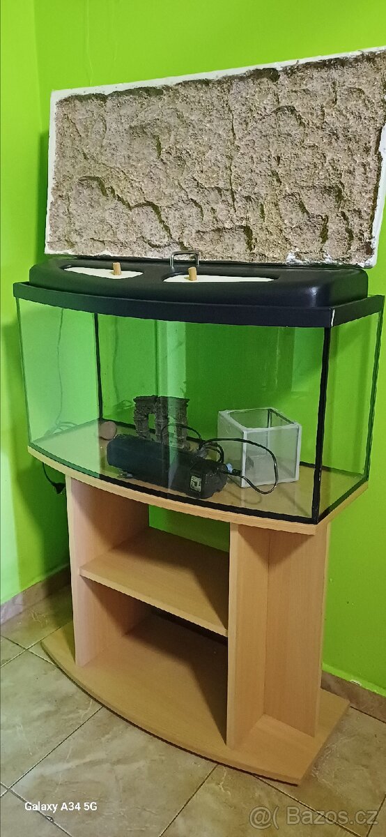 Akvárium a stolek