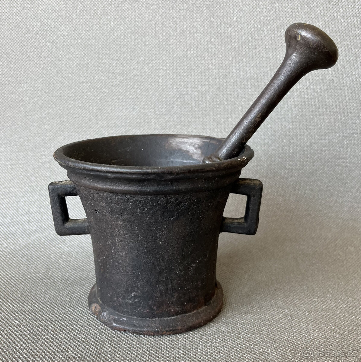Starožitný litinový hmoždíř 11 cm s tloukem, 2.2kg