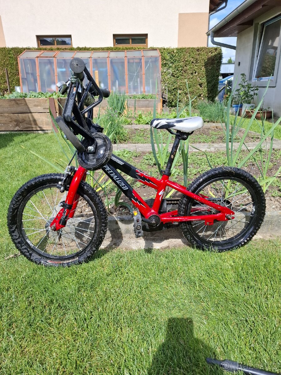 Dětské jizdni kolo s pomocnymi kolečky