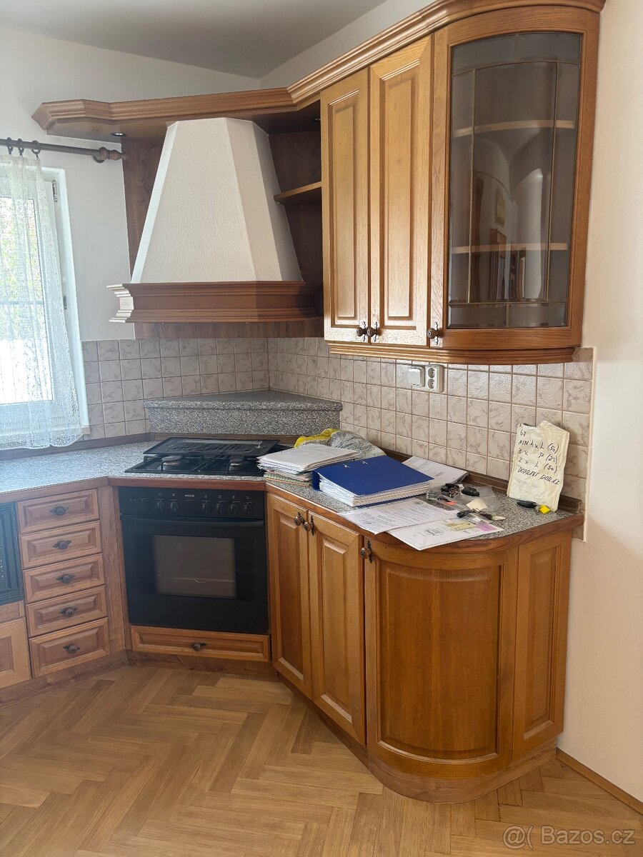 Kuchyne se spotrebicmi z masivu
