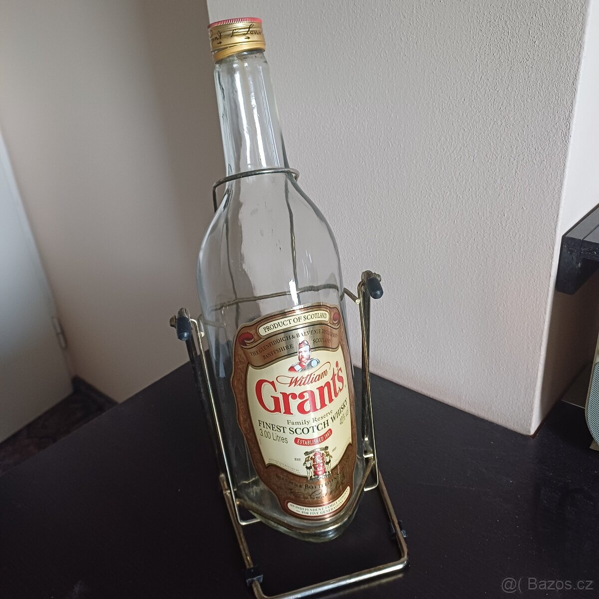 Třílitrová láhev zavěšená v houpací kolíbce,