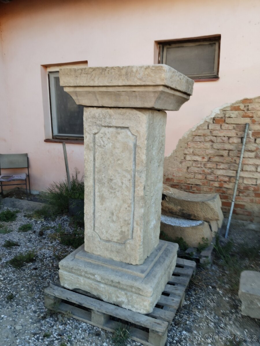 Velký kamenný podstavec