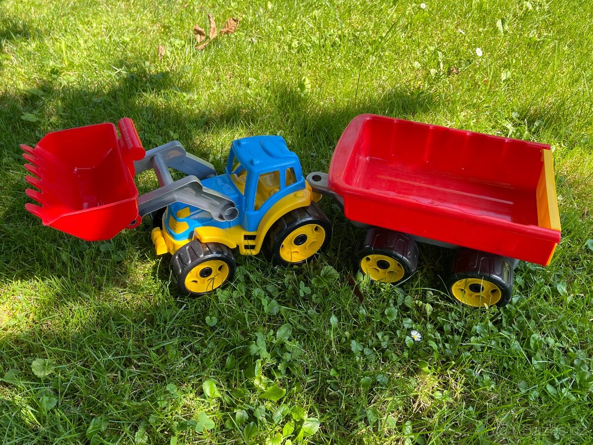 TRAKTOR SE LŽÍCÍ A VLEČKOU
