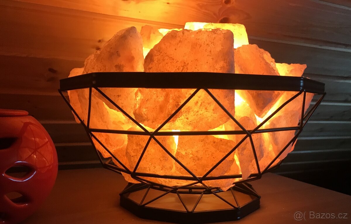 Solná lampa - nádherný kovový koš s krystaly