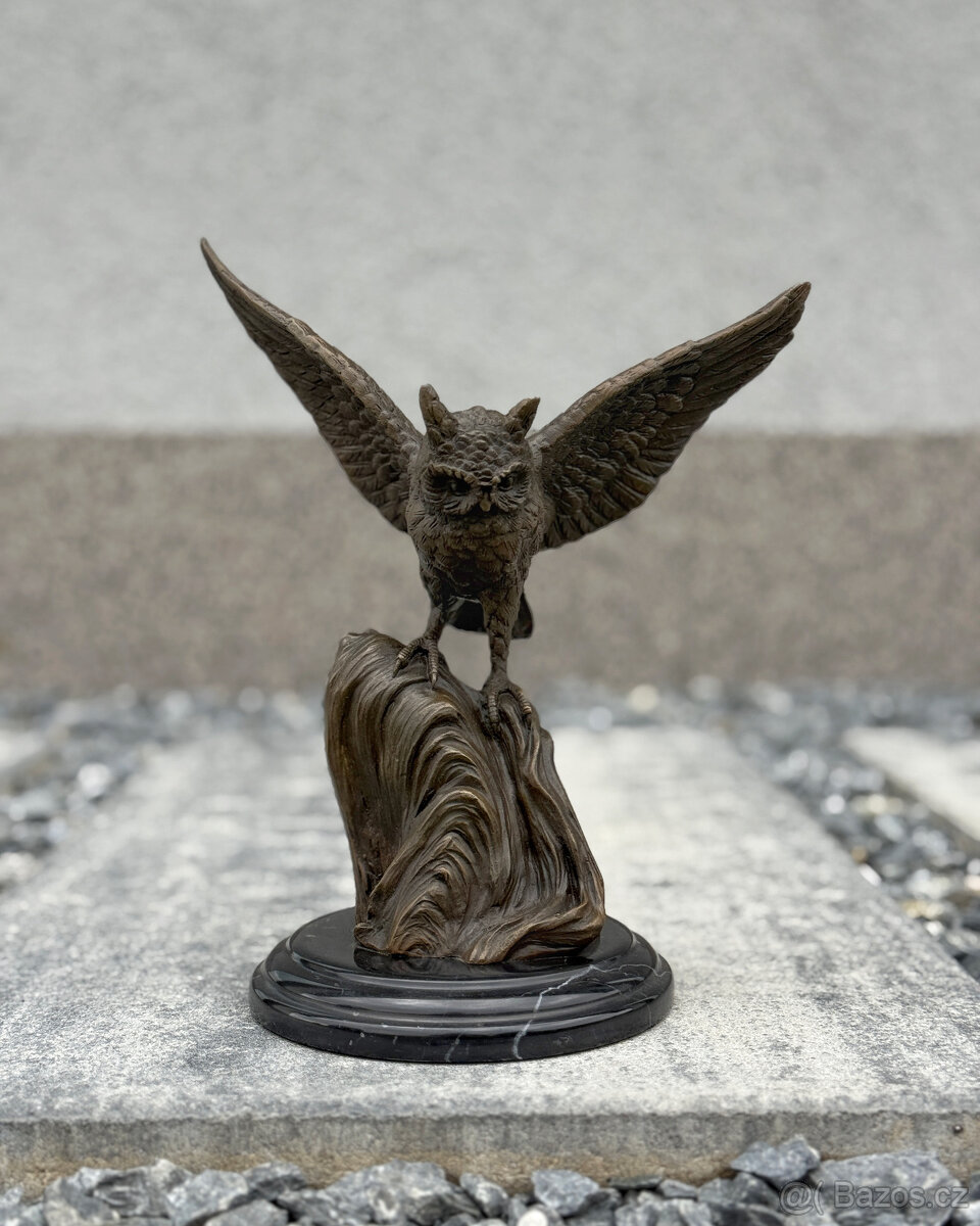 Bronzová socha Sova s roztaženými křídly moudrost luxus deco