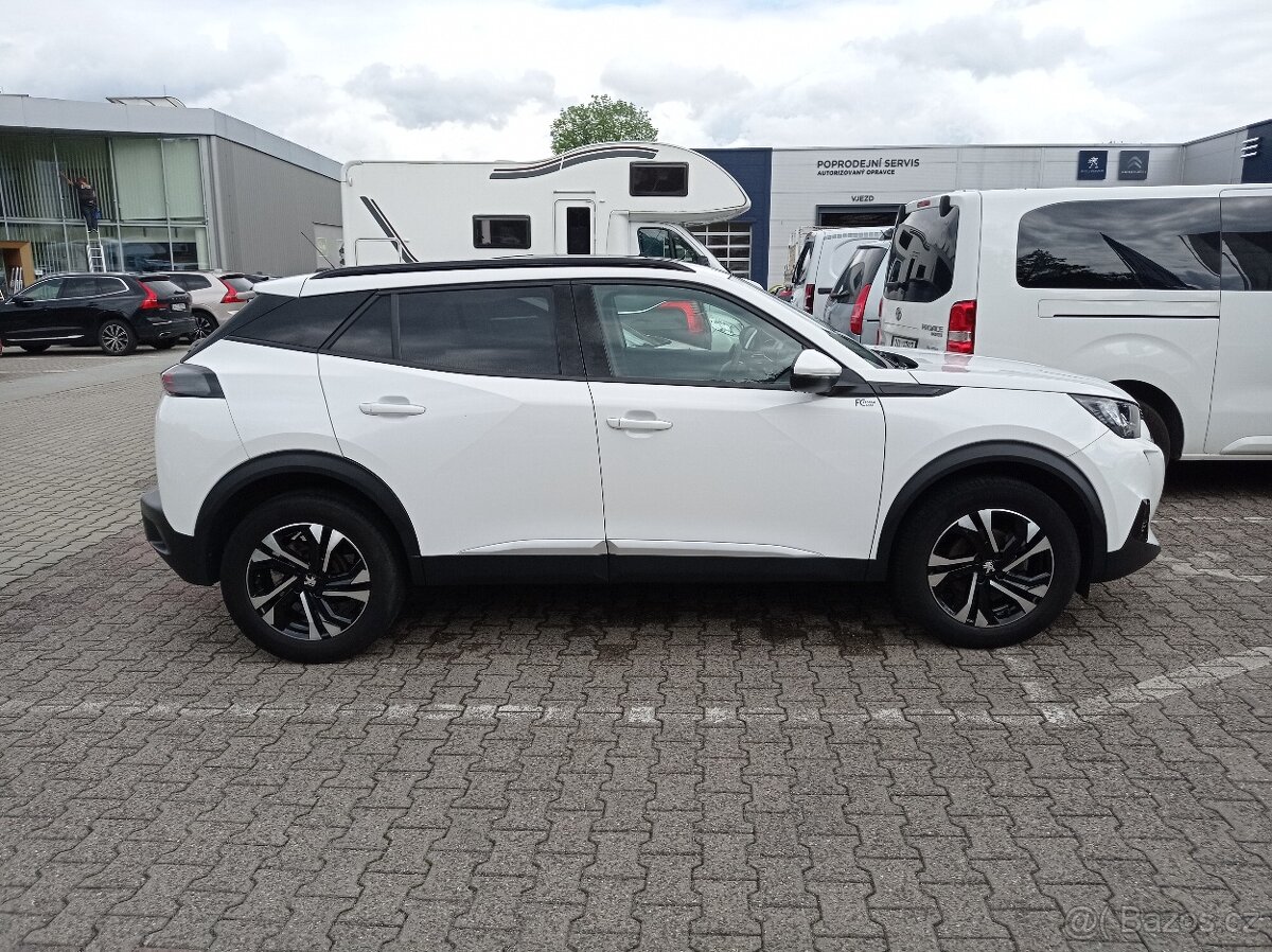 Prodám Peugeot 2008 1,2 r. v. 6/2021, benzín, manual