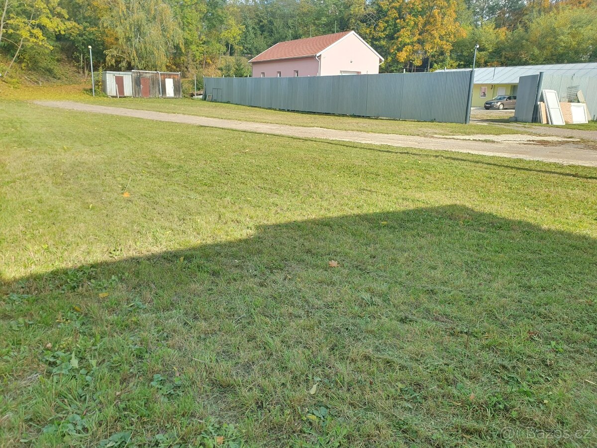Volná plocha 450m2 -sklad.prost. pro stroje, auta, materiál
