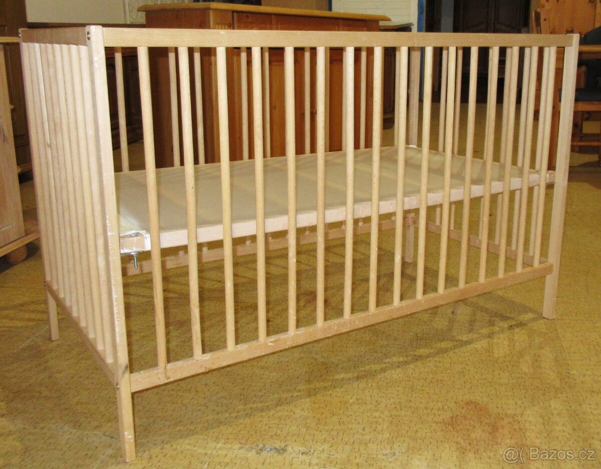 Dětská postýlka z borovice - celomasiv - Výborný stav