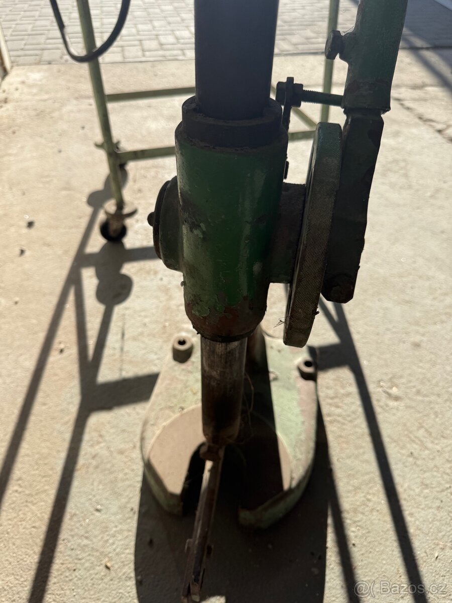 Ruční lis a kotoučová pila na kov