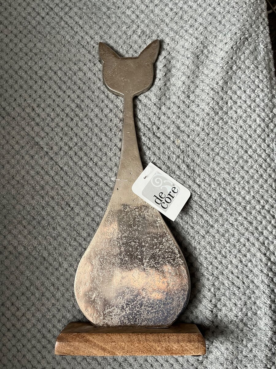 Nová keramická dekorace na dřevěném stojánku