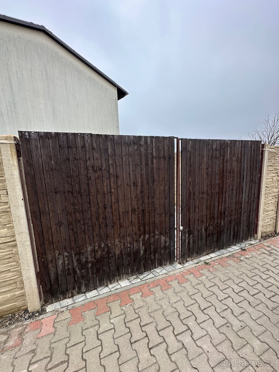 Dvoukřídlá brána