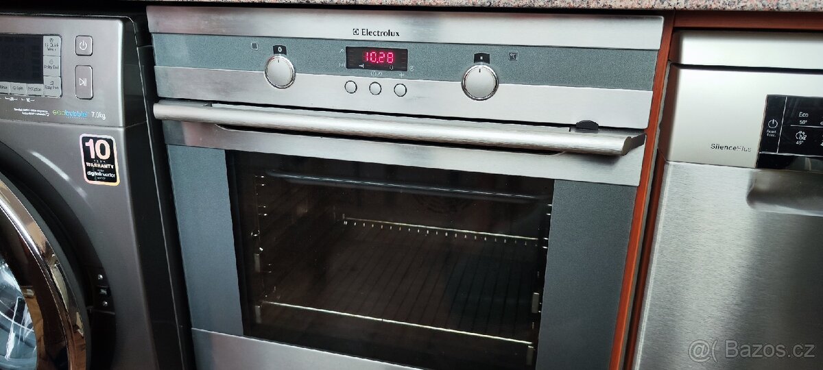 Horkovzdušná elektrická trouba Electrolux