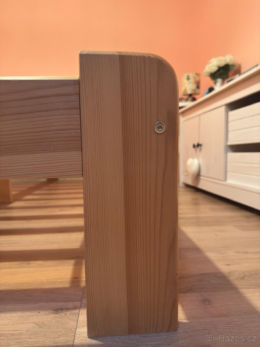 Postel masiv lakovaná borovice