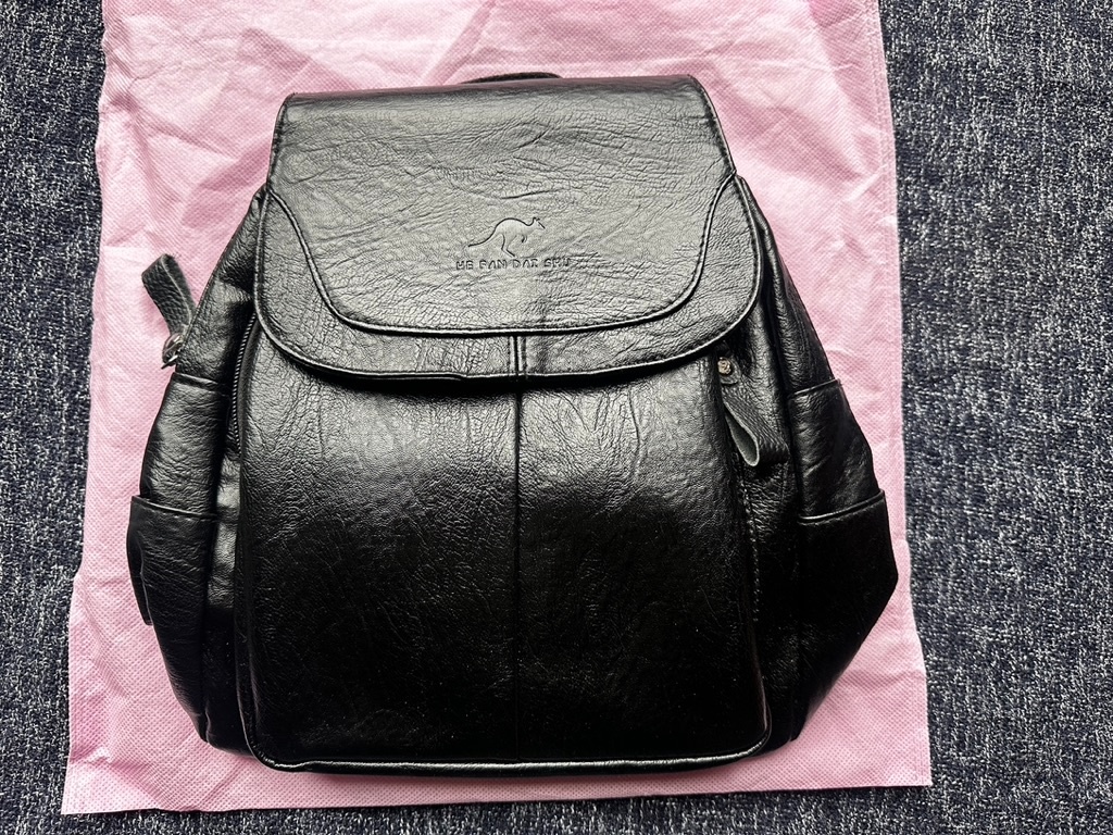 Černý stylový měkký dámský batoh