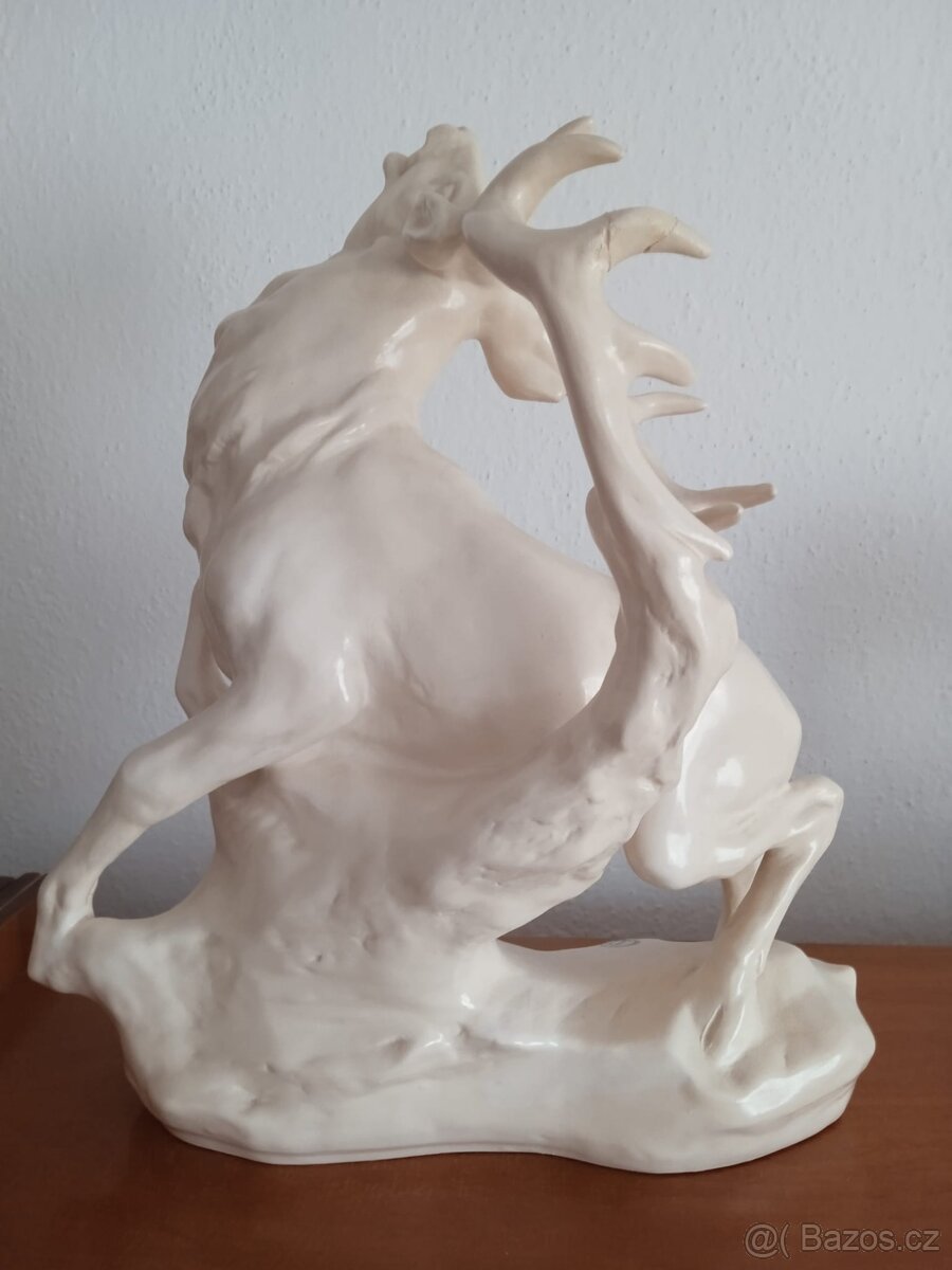 Porcelánová soška jelena