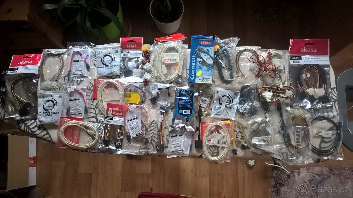 Konvolut kabelů k PC, USB SATA Molex adt