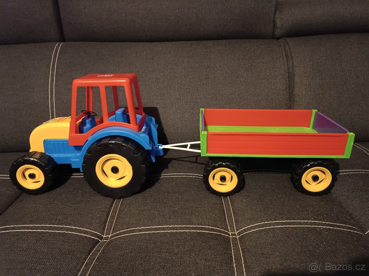 velký traktor s přívěsem