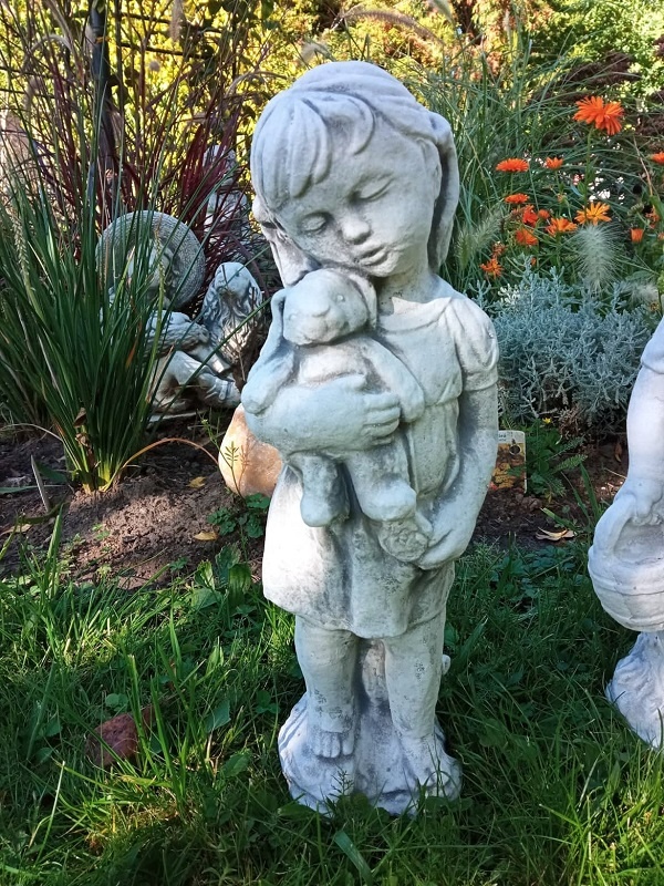 Zahradní dekorace- Děvčátko se zájíčkem