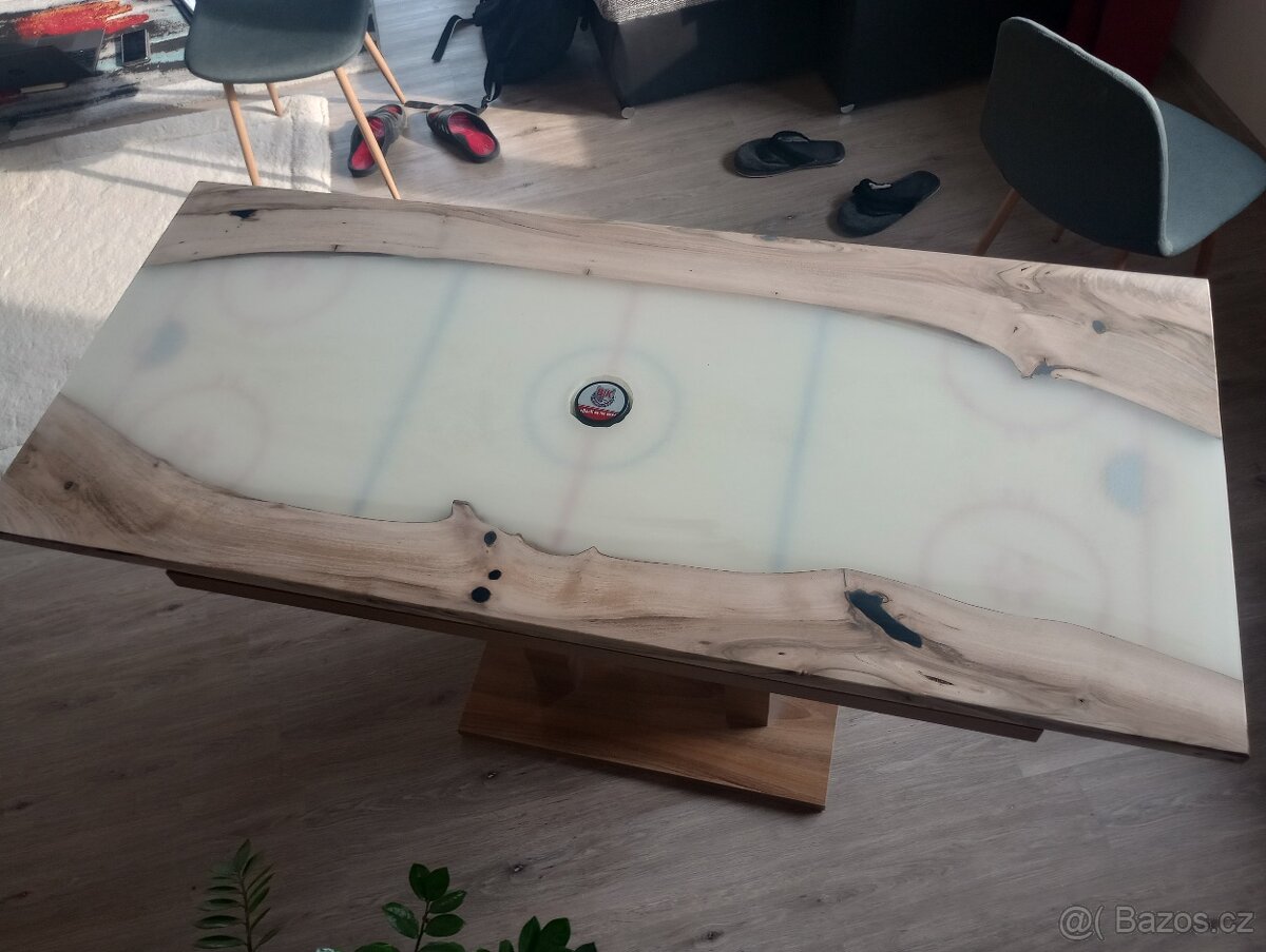 Epoxidový ořechový stůl s možností zalít si svůj puk