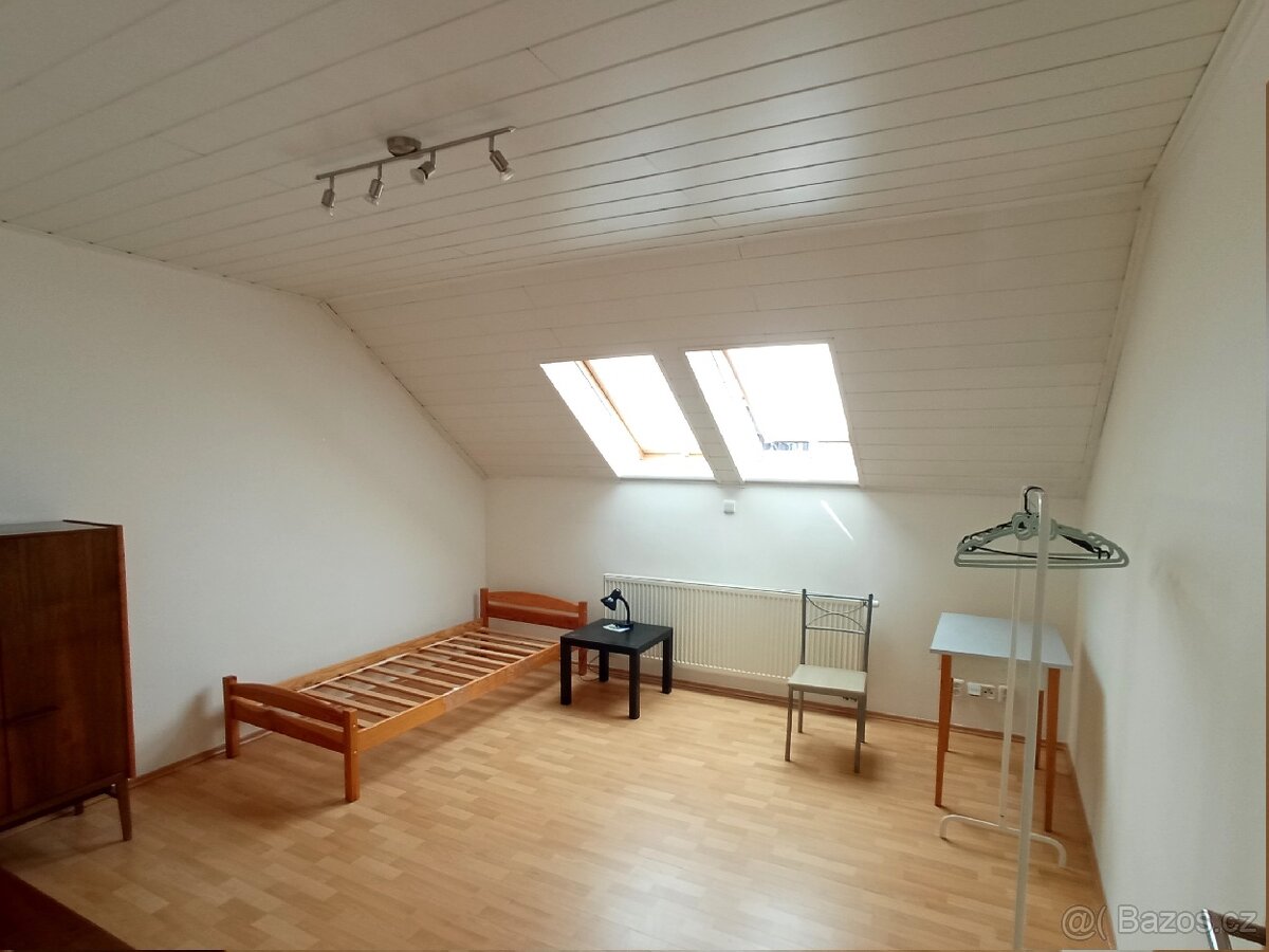 Větší pokoj Slatina ul. Matlachova, parkování