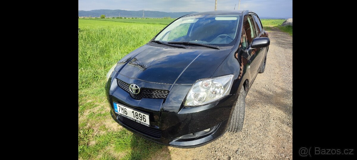 Auris Toyota 1.6 benzin černý