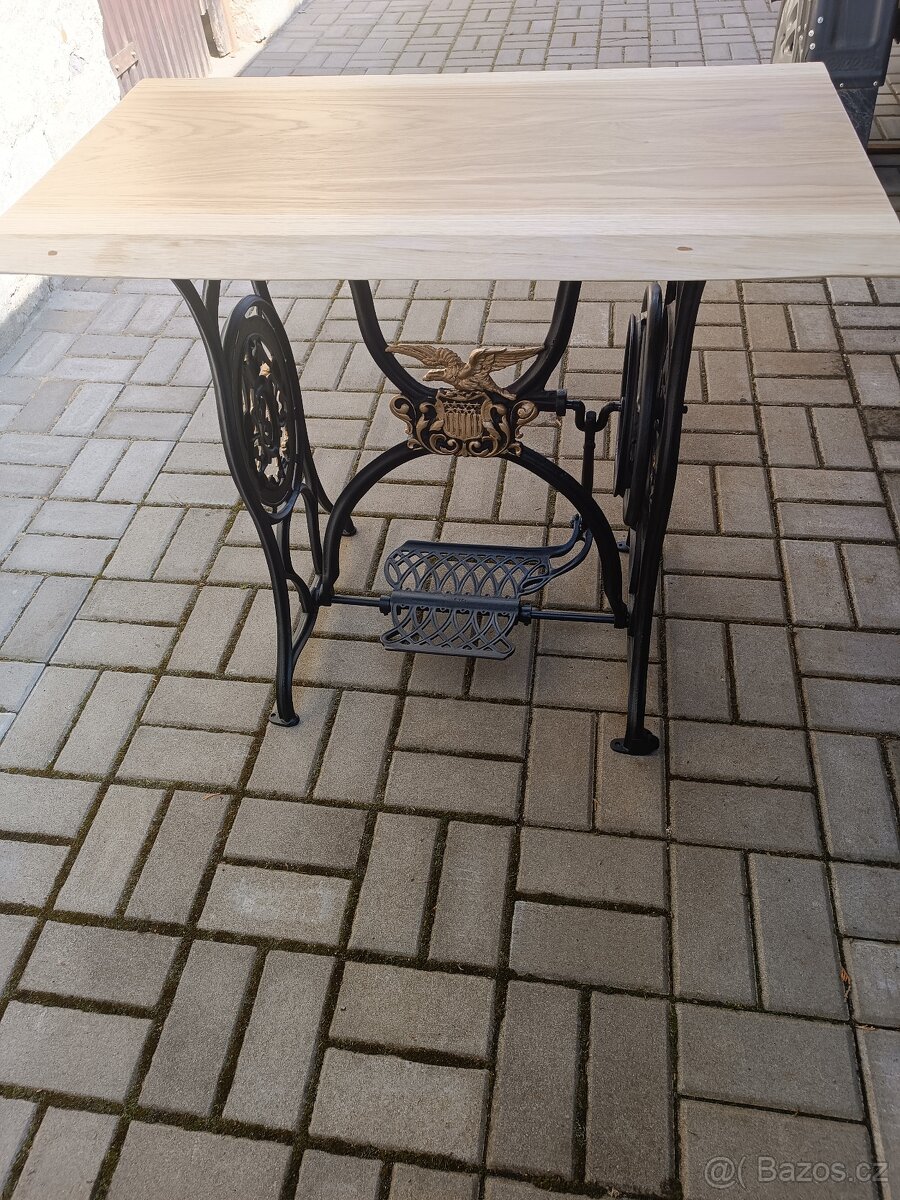Stolek z originálního šicího stroje