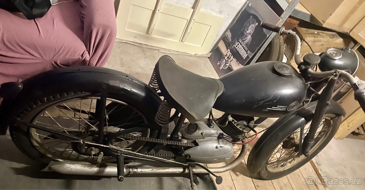 ČZ 125 motorka veterán