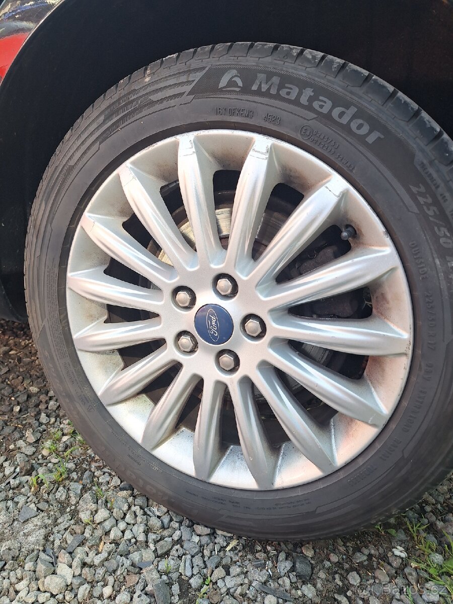 Alu kola Ford 225/50 r17 zánovní pneu Matador.