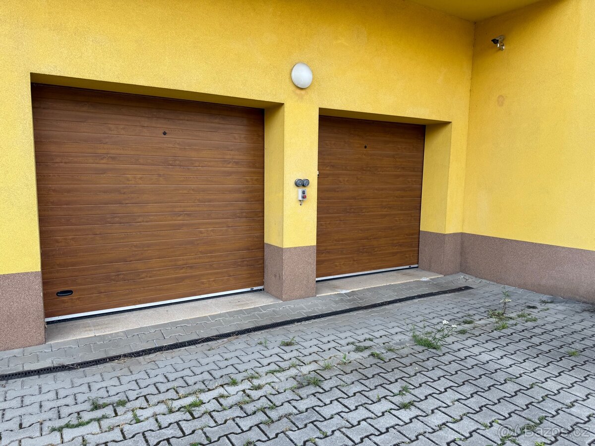 Garážové stání ve sdílené garáži