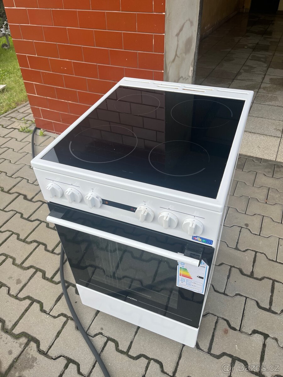 Elektrický sklokeramický sporák Mora