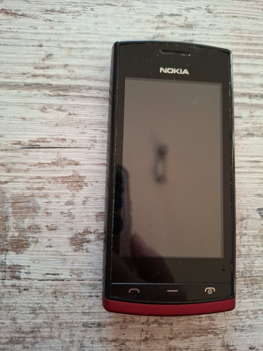 Prodám starší mobilní telefon Nokia