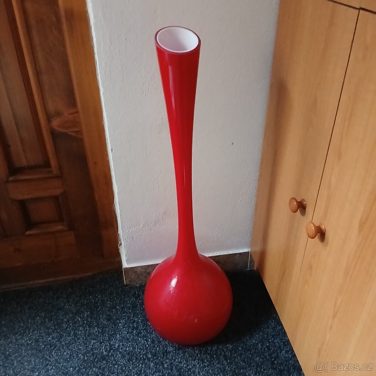 vysoká skleněná váza