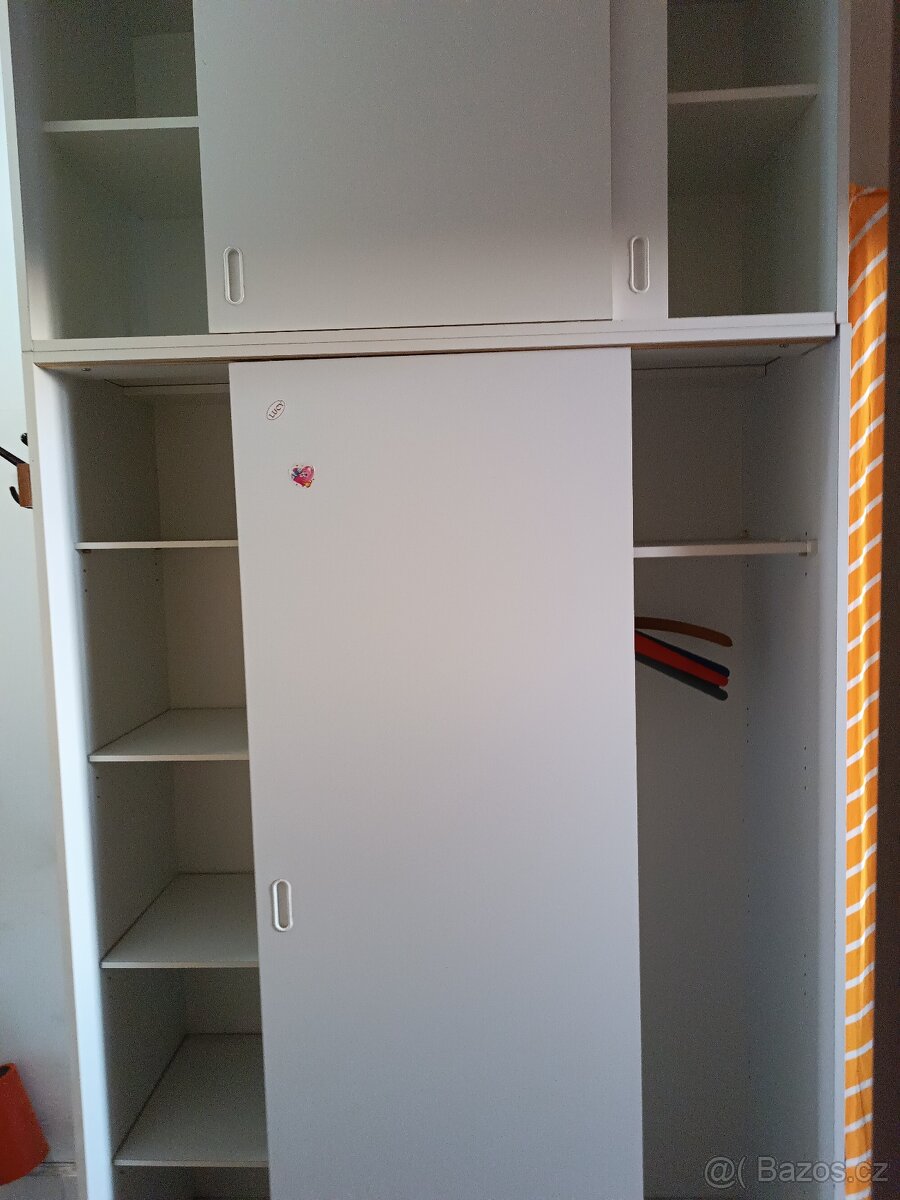 Bílá vysoká skříň