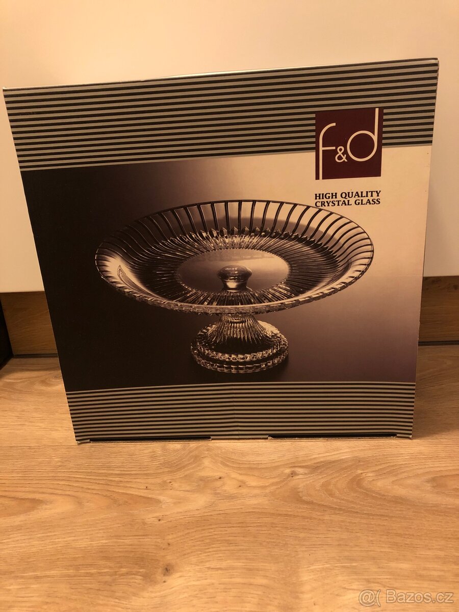 Skleněný broušený podnos na dort na noze 32cm