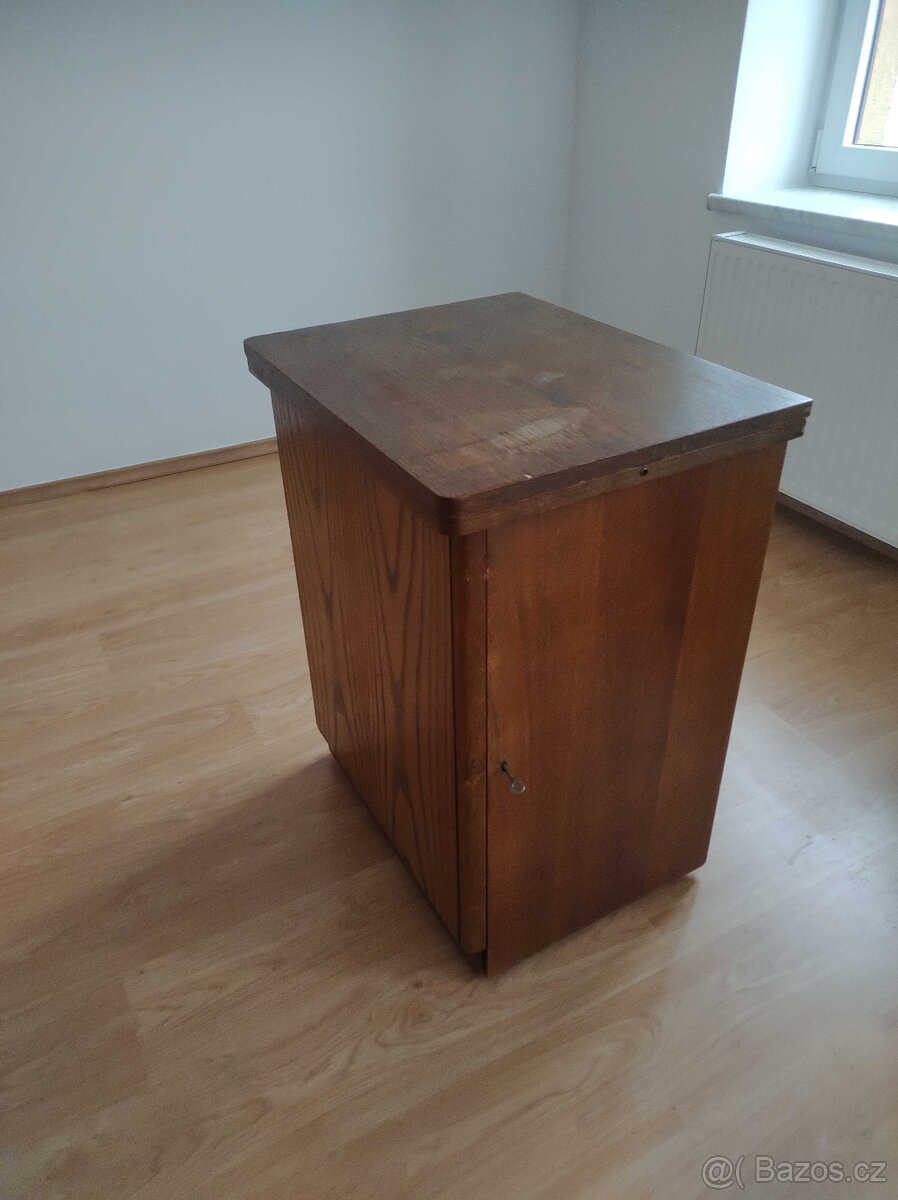 Šicí stroj Lada skříňový