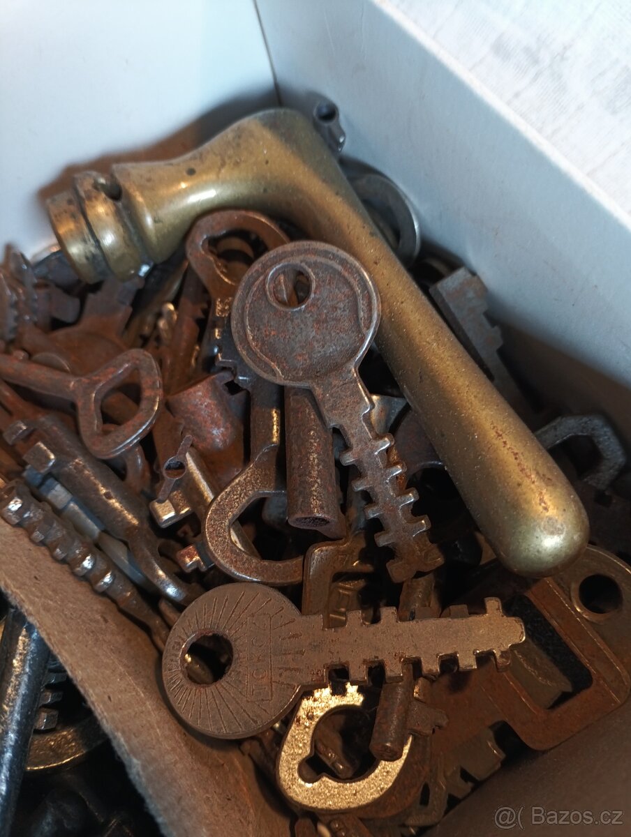 staré klíče,pozůstalost,krabice...jj