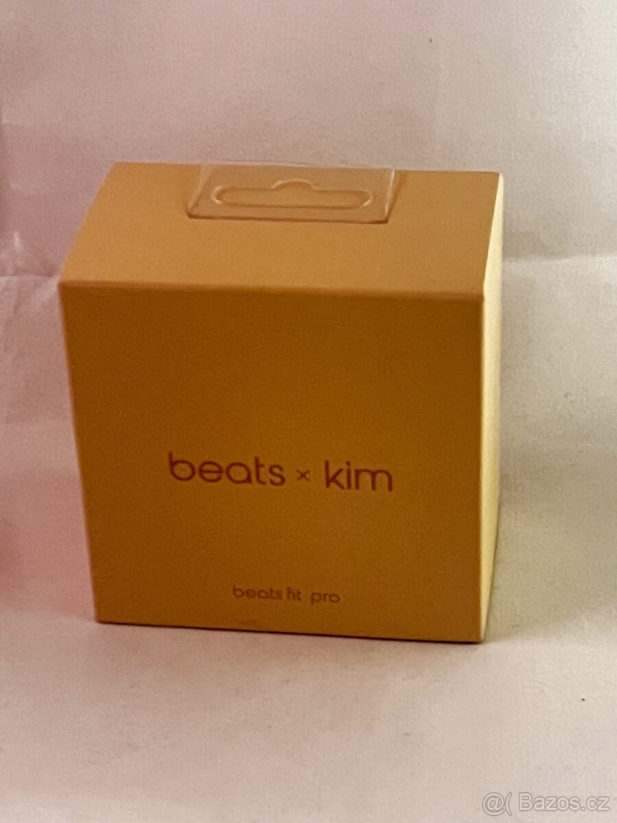 Beats Fit Pro x Kim – Limitovaná Edice (Barva Nude/Písková)